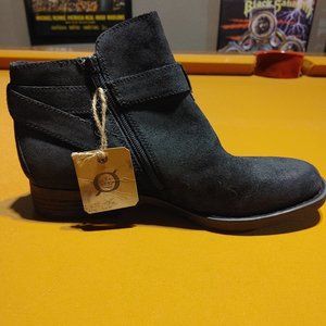 Born Shoes 9.5 Black Ankle Boot